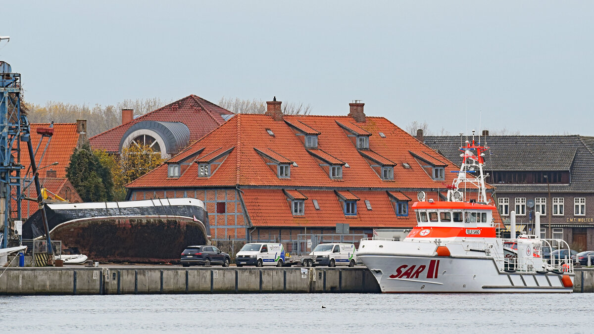 SAR-Schiff FELIX SAND am 10.11.2022 im Hafen von Neustadt / Holsten. Links im Bild ist der aus dem Wasser gehobene Traditionssegler NORDEN zu sehen (wird abgewrackt).