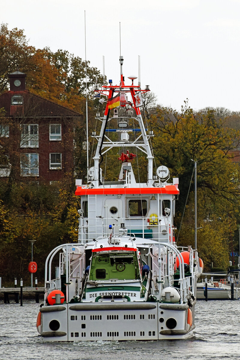 SAR-Schiff FELIX SAND am 10.11.2022 im Hafen von Neustadt / Holstein gen Ostsee fahrend