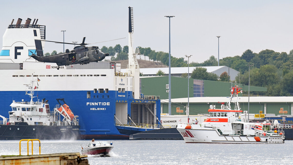 SAR-Schiff/-Kreuzer FELIX SAND und Bundeswehr-/Marine-Hubschrauber 89+58 am 27.08.2022 in Lübeck-Travemünde