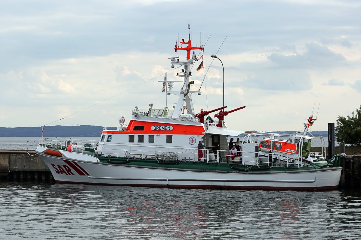 SAR Seenotkreuzer BREMEN mit dem Tochterboot VEGESACK in Sassnitz am Liegeplatz des Seenotkreuzer HARRO KOEBKE, die liegt aktuell im Hafen von Helgoland. - 08.09.2018