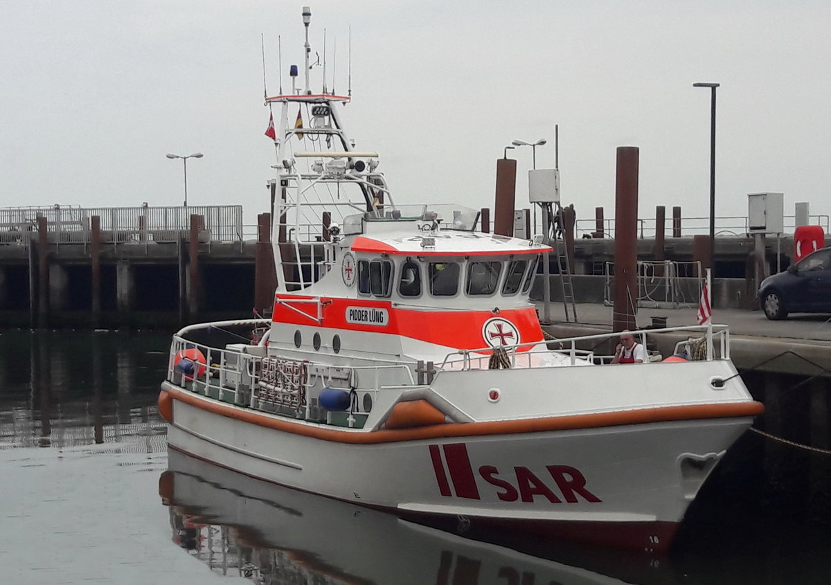 SAR - Seenotrettungskreuzer PIDDER LUENG Bauzeitraum: Seit 2008, Länge: 19,9 m, Breite: 5,05 m. Besatzung 3, Höchst-geschwindigkeit 22 kn(41 km/h) MMSI: 211613730. Am 10.06.2020 in List auf Sylt gesehen.

