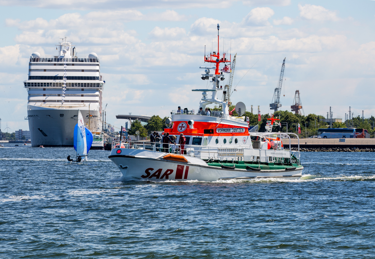 SAR Seenotrettungskreuzer VORMANN JANTZEN  im Warnemünder Hafen, im Hintergrund MSC Kreuzfahrtschiff ORCHESTRA. - 01.07.2018
