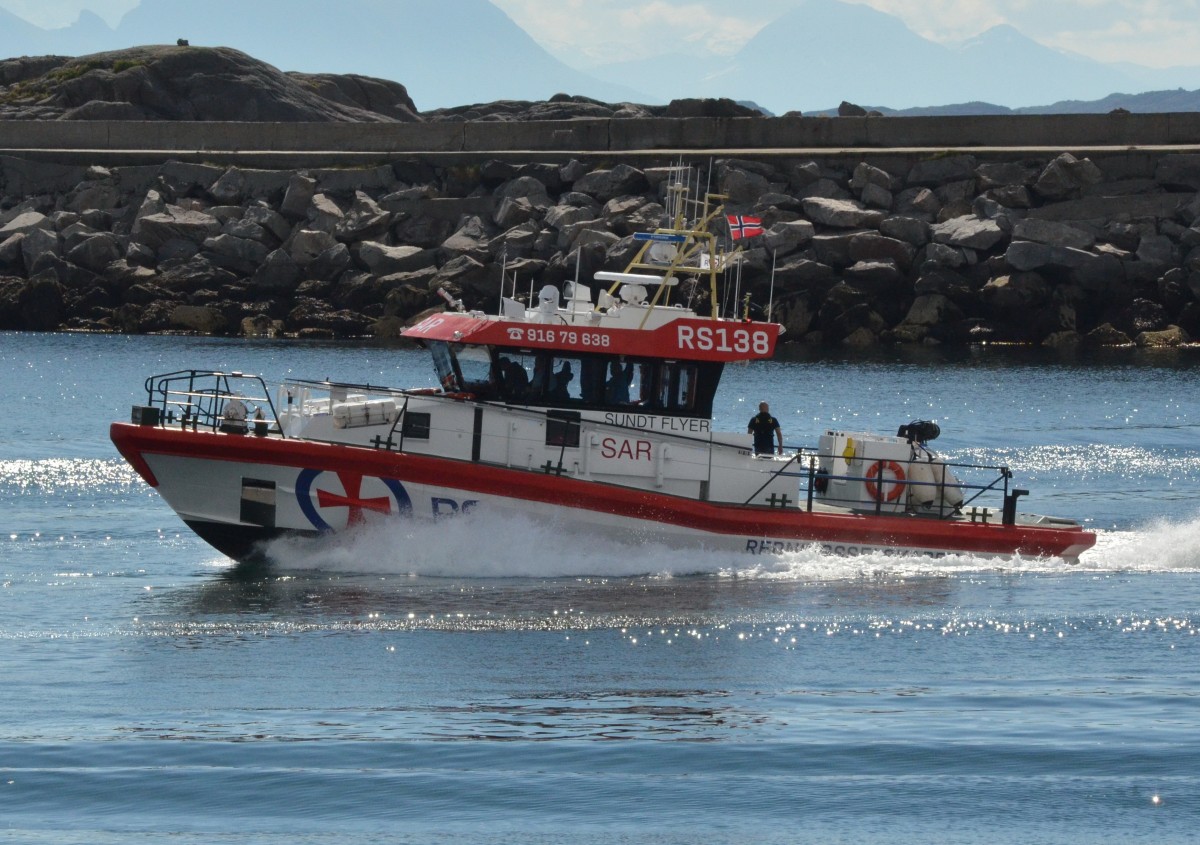 SARS  SUNDT  FLYER  RS138, Heimathafen Oslo. Einfahrt in den Hafen von Svolvaer  am 30.06.2014.