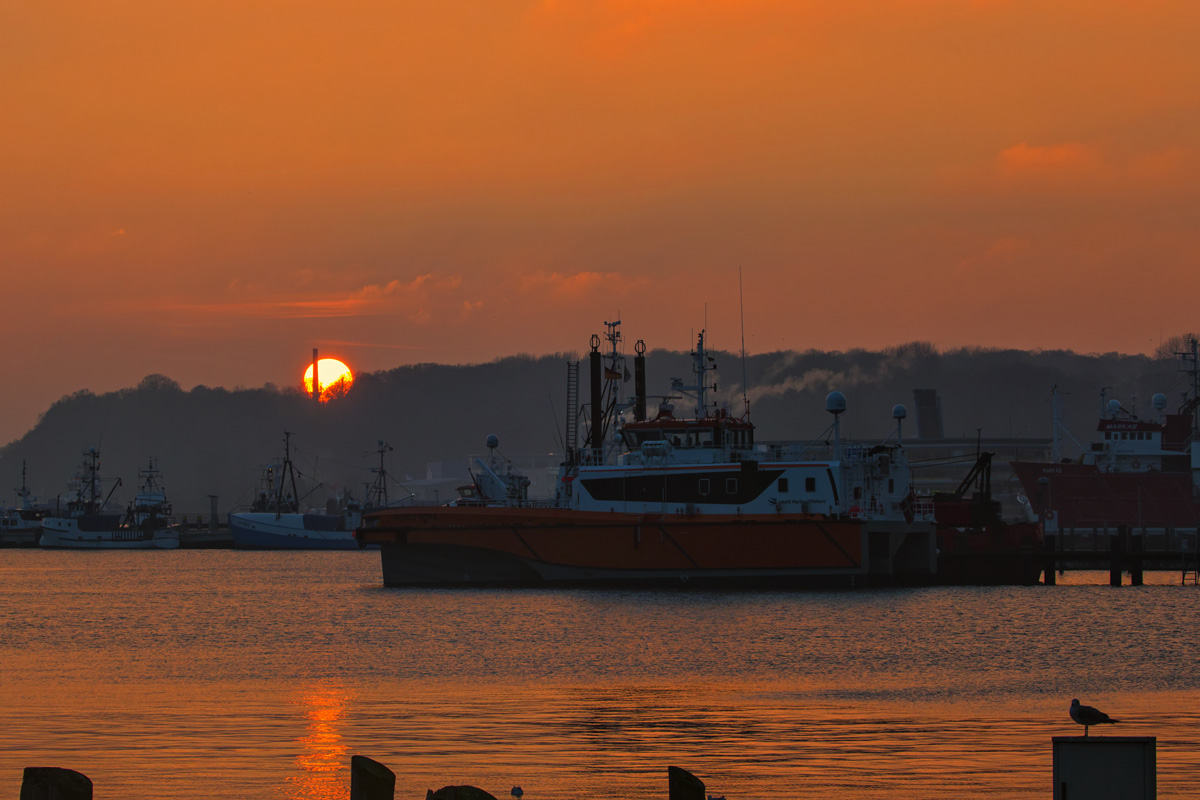 Sassnitzer Hafen bei untergehender Sonne. - 02.02.2017
