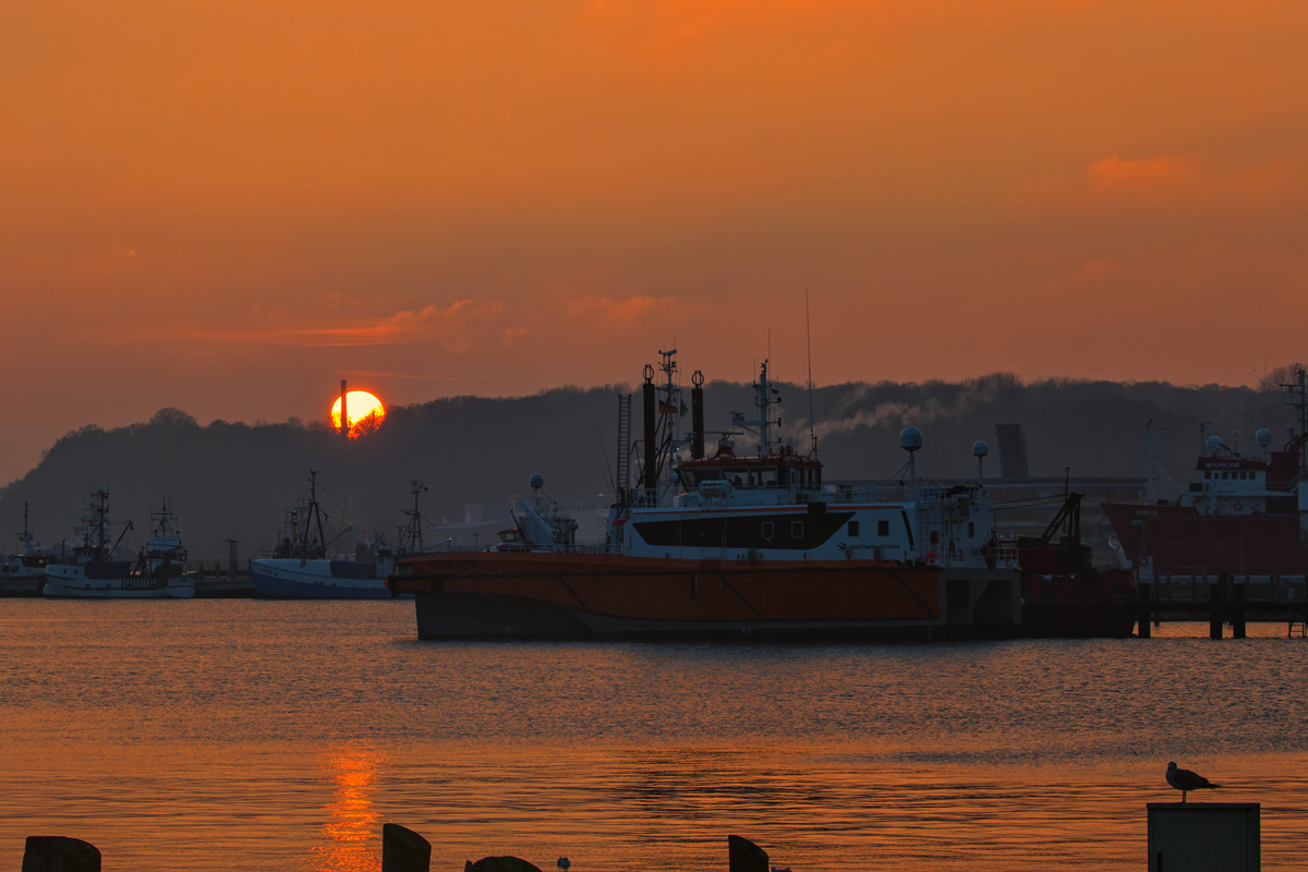 Sassnitzer Hafen bei untergehender Sonne. - 02.02.2017
