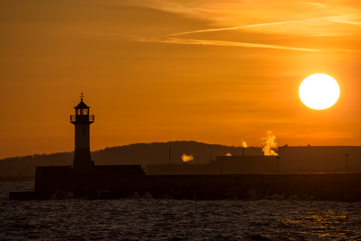 Sassnitzer Leuchtturm bei untergehender Sonne. - 18.12.2017