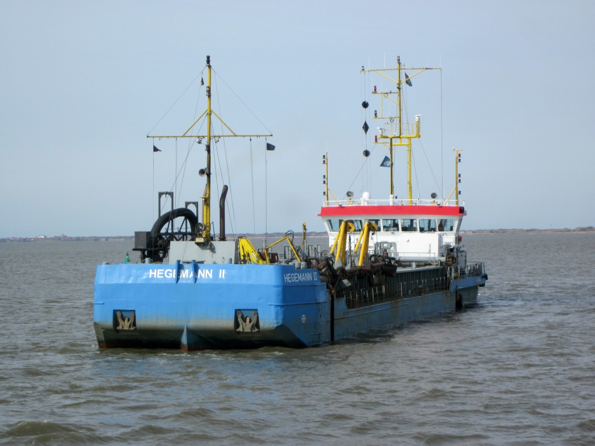 Saugbagger Hegemann II (IMO 9017551 , 66,96 x 12m) war u.a. am 22.03.2015 zu Baggerarbeiten im Busetief vor Norddeich im Einsatz.