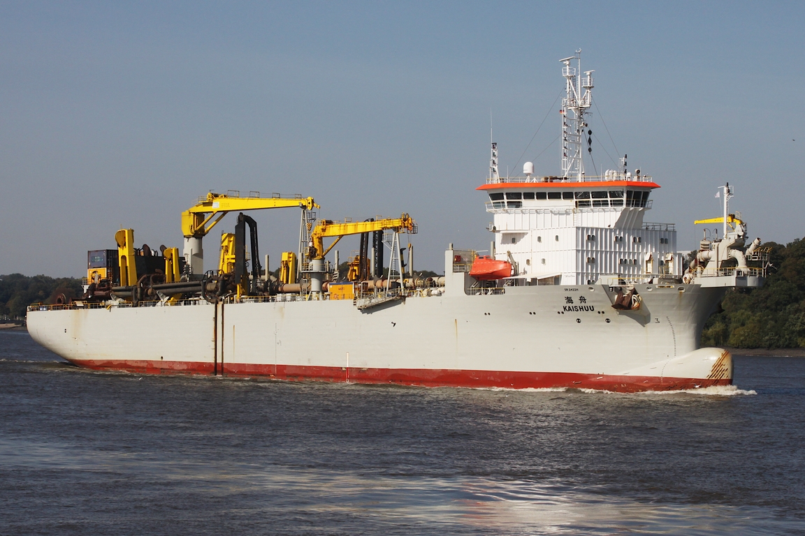Saugbagger KAISHUU (IMO 9226152); Datum: 28.09.2025; Aufnahmeort: Elbe/Hafen Hamburg, Deutschland. Das Bild zeigt die KAISHUU unbeladen auf dem Weg zu Ausbaggerungsarbeiten in der Süderelbe/Köhlbrand.