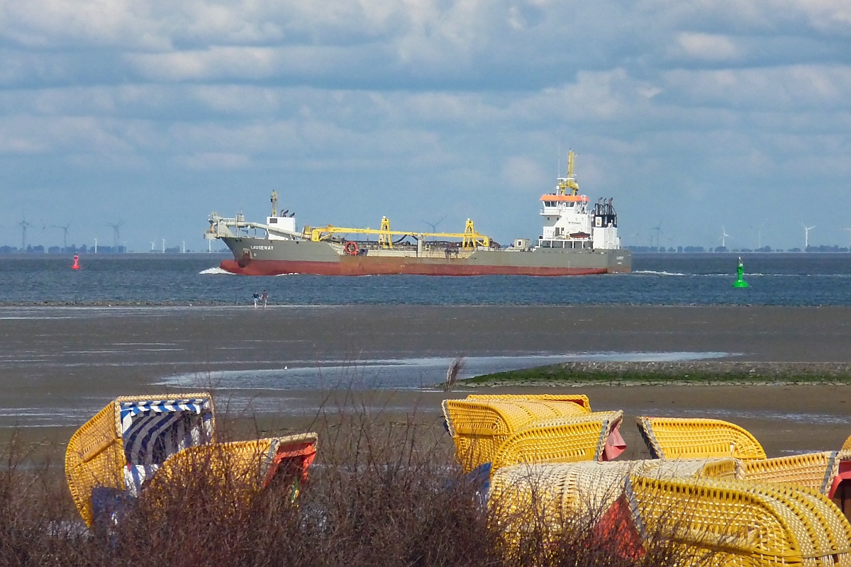 Saugbaggerschiff  Causeway  am Duhner Watt bei Cuxhaven, 10.9.2015 