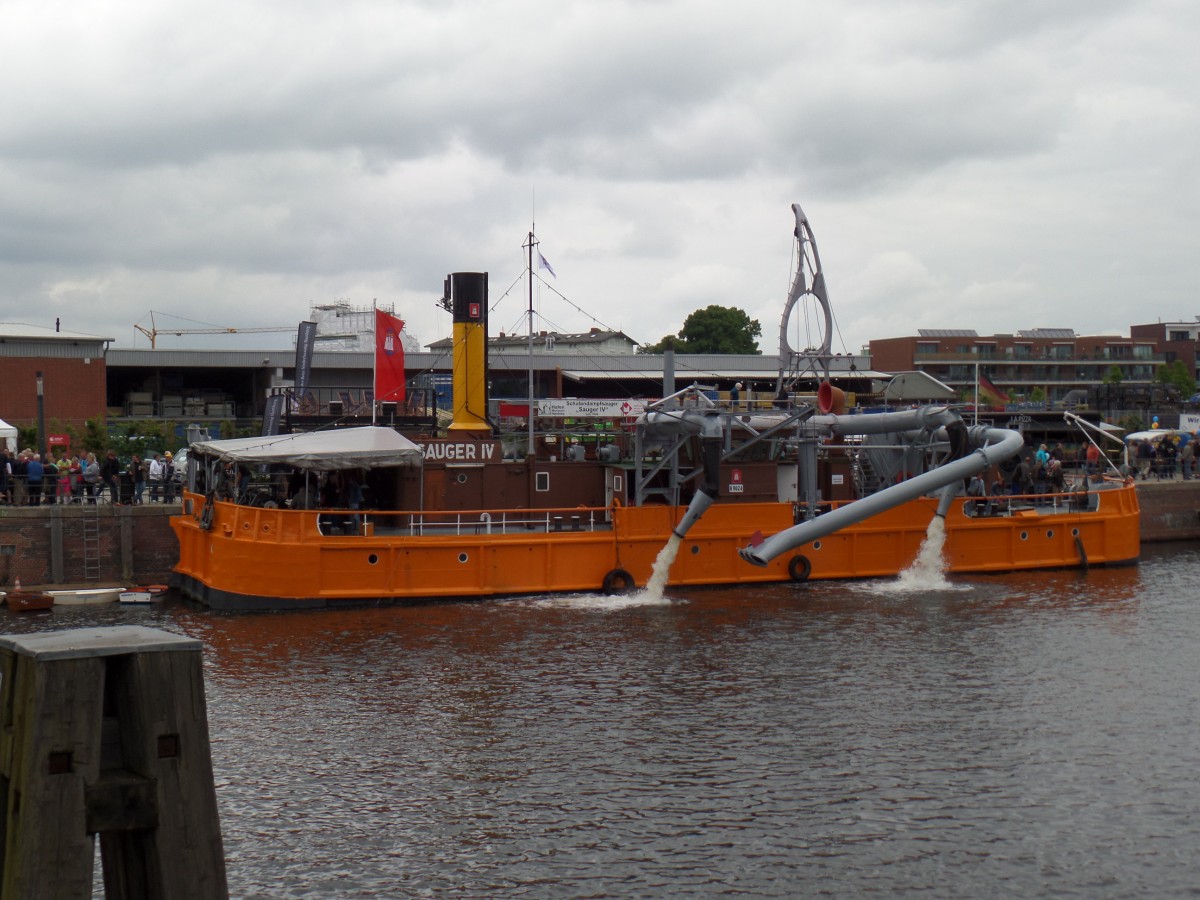 SAUGER IV am 1.6.2014, HH-Harburg, Binnenhafenfest /

Dampfsauger / Lüa 33,3 m, B 8 m, Tg 2,2 m /1909 bei Lübecker Maschinenbaugesellschaft  / 1989 außer Dienst,  restauriert, voll funktionsfähig / eine Zweifach-Expansions-Dampfmaschine, 180 PS für die Wasserpumpe, eine dreifach-Expansions-Dampfmaschine, 720 PS für die Förderpumpe /

Der Schutensauger ist ein schwimmendes Gerät ohne eigenen Antrieb. Baggergut fällt bei Ausbaggerungen von Flüssen (Sand-Wassergemisch) an und wird von dort mit Schuten zum Sauger gebracht, der es dann - unter Zusetzung von Wasser - auf ein weiter im Binnenland liegendes Spülfeld pumpt.
