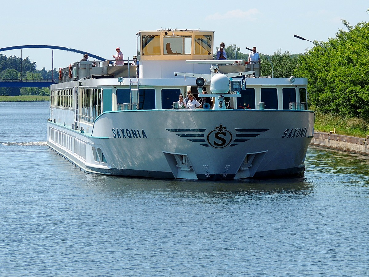 SAXONIA(L=82; B=9,5m; 89Passagiere; 23Crew; 1000PS) bei der Einfahrt in die Schleuse-Wusterwitz; 140607