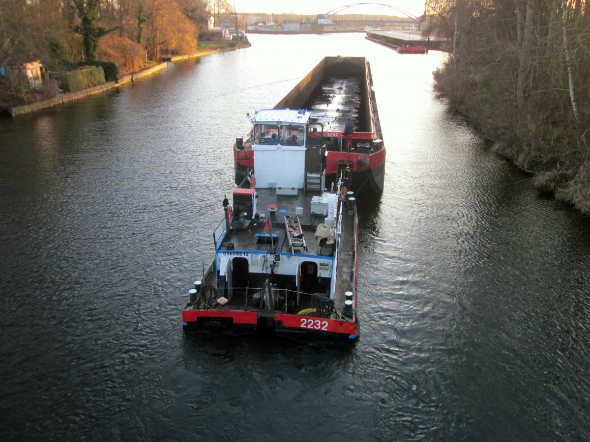 SB 2232 (05608840 , 10,56 x 5,08m) schiebt einen 65m langen Leichter Richtung Braunkohle-Verladerampe im Hf.Königs-Wusterhausen.  