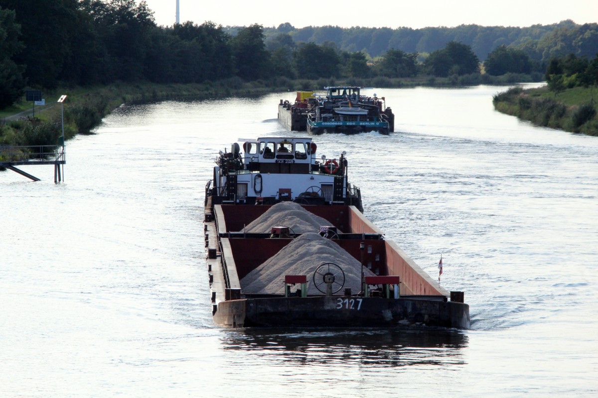 SB 2329 (05604490) schob am 04.09.2015 bei Kade Schleuse im EHK 2 mit Sand/Kies beladene SL Richtung Schleuse Wusterwitz.