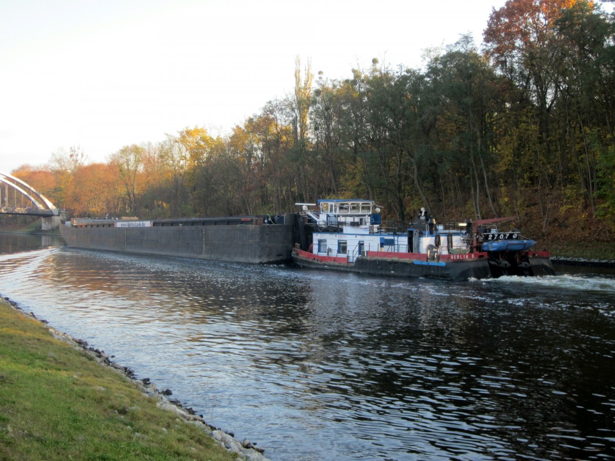 SB 2707 (04801190 , 24 x 8,20m) schob am 05.11.2015  GSL Hanno (02326844 , 76,50 x 11,45m) im Sacrow-Paretzer Kanal zu Berg Richtung Berlin um dann am 06.11.2015 Richtung Nordosten auf der Oder-Havel-Wasserstrasse seine Reise fortzusetzen. 