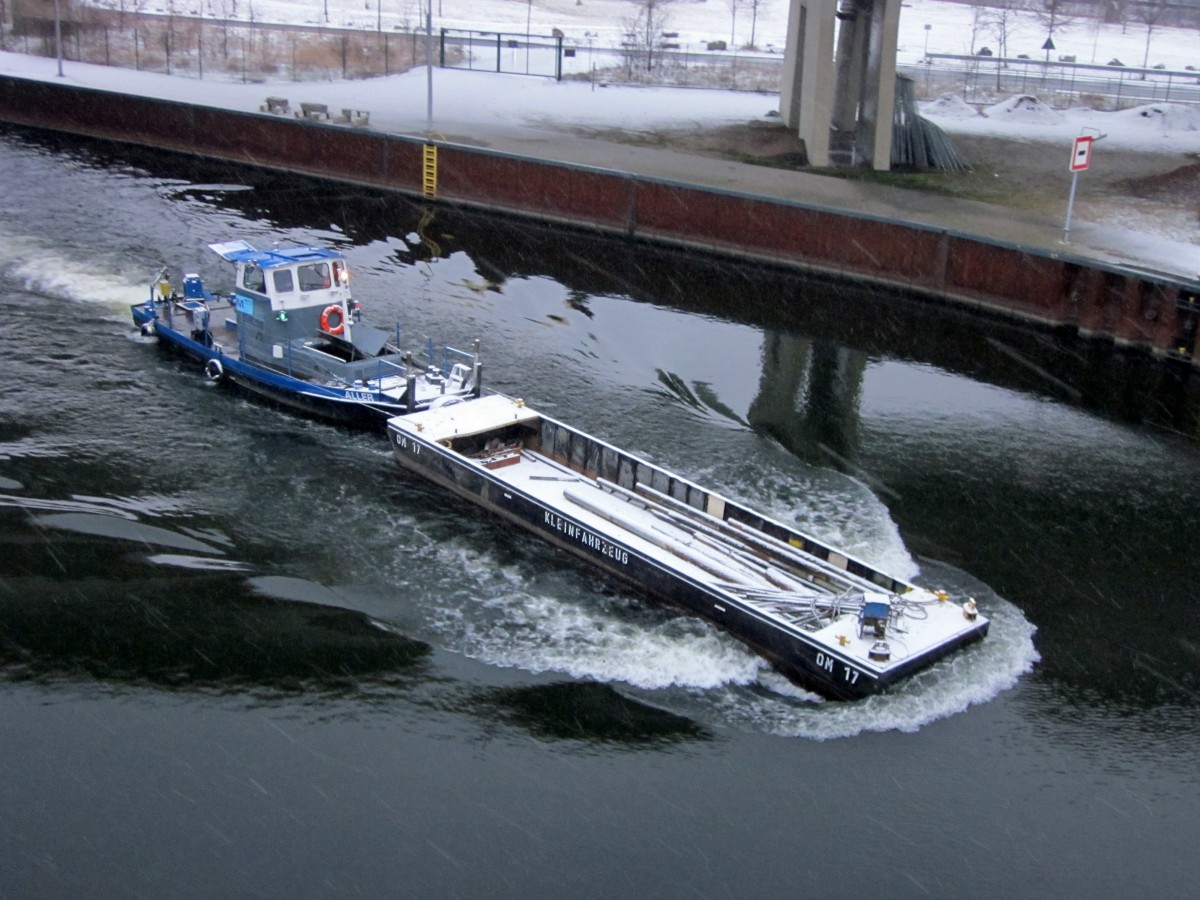 SB Aller (0562090) + SL OM17 (Kleinfahrzeug) am 21.01.2014 ausfahrend a.d. Schl. Bln.-Charlottenburg die Spree zu Tal.