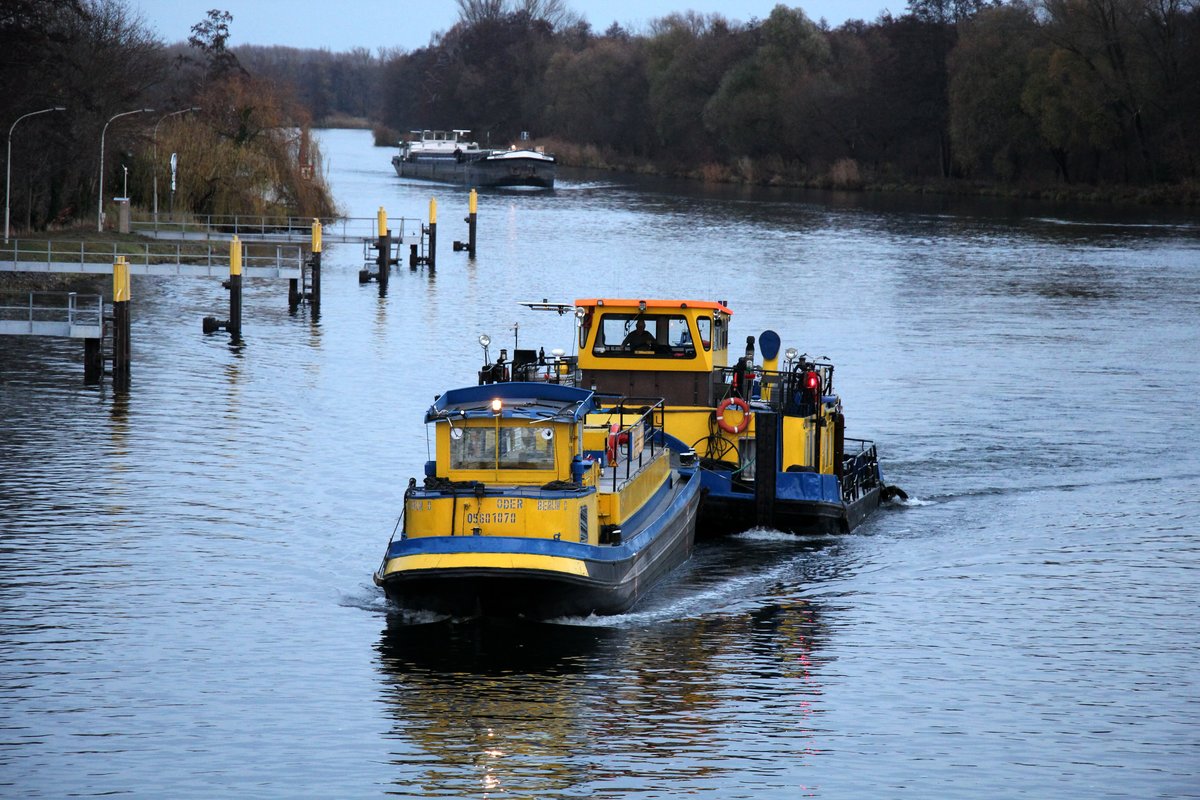 SB Andrea (05602770 , 14 x 8,2m) schob am 03.12.2018 das Tankboot Oder (05601070 , 20,78 x 3,84m) auf der Havel zu Tal in die Nordkammer der Vorstadtschleuse Brandenburg.