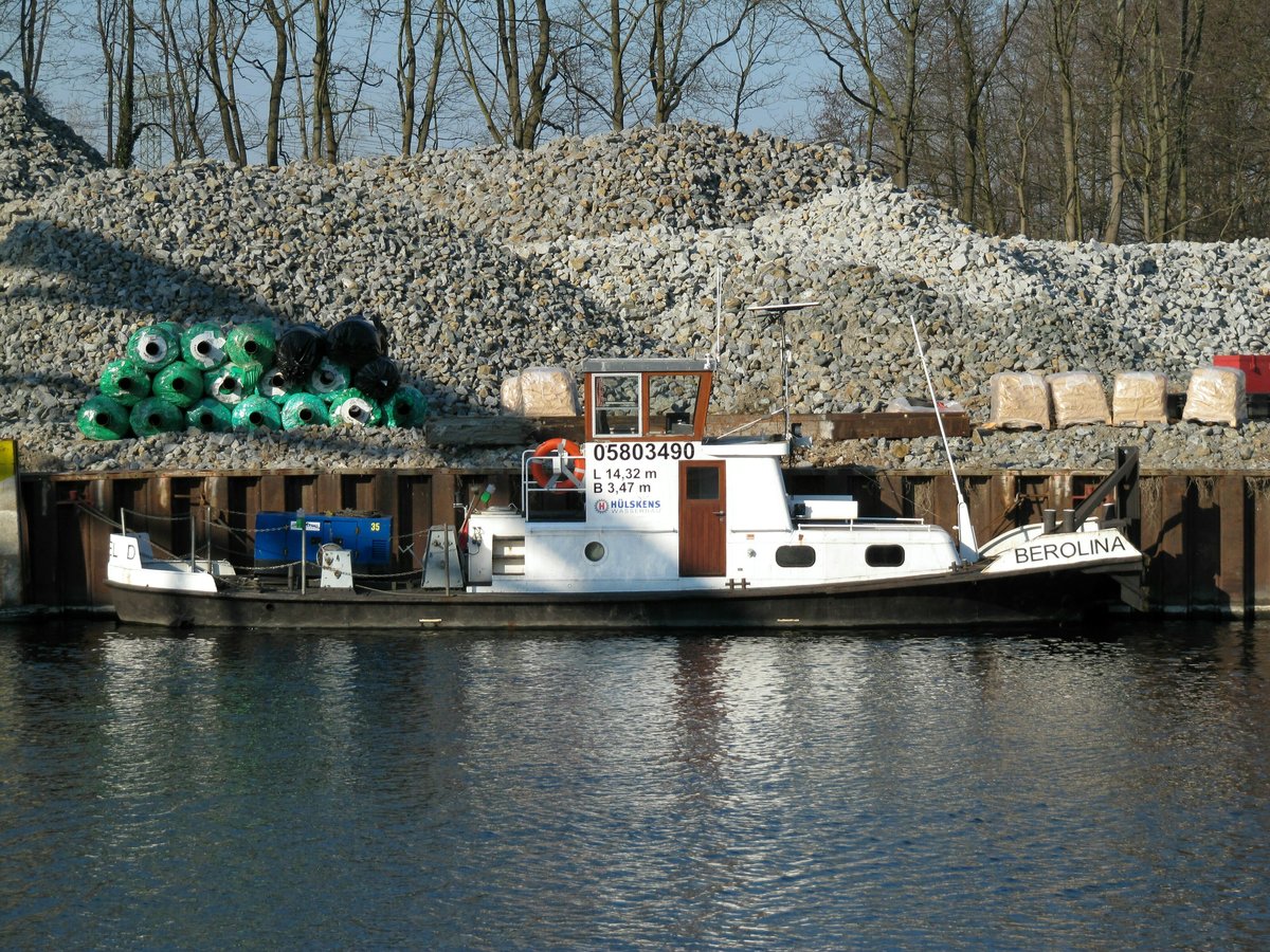 SB Berolina (05803490 , 14,32 x 3,47) lag am 28.02.2018 am Schotter-Umladeplatz im Sacrow-Paretzer-Kanal / UHW Höhe Marquardt.