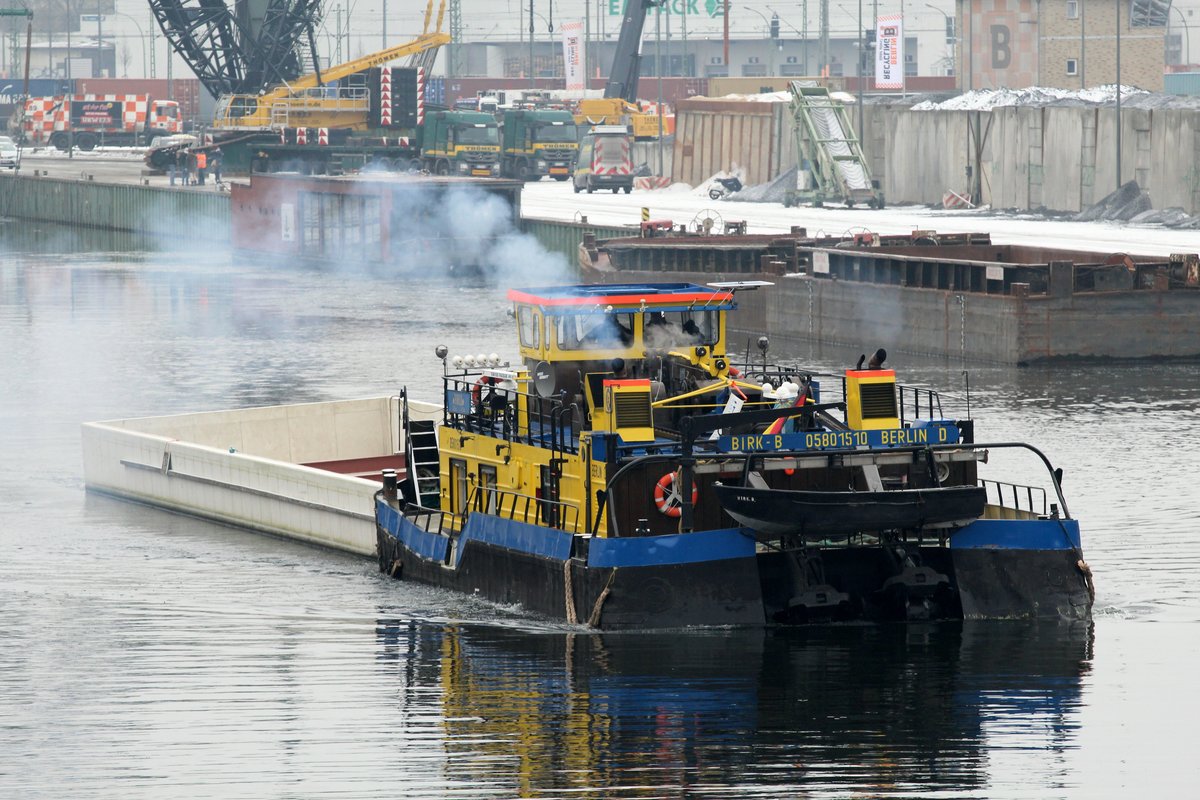 SB Birk-B (05801510 , 21,65 x 8,17m) verholte am 18.01.2017 eine  Wanne  im Berliner Westhafen. Beim Anlassen bzw. Hochfahren von Motoren kann schon mal eine kleine Abgasfahne entstehen - ist ganz normal.