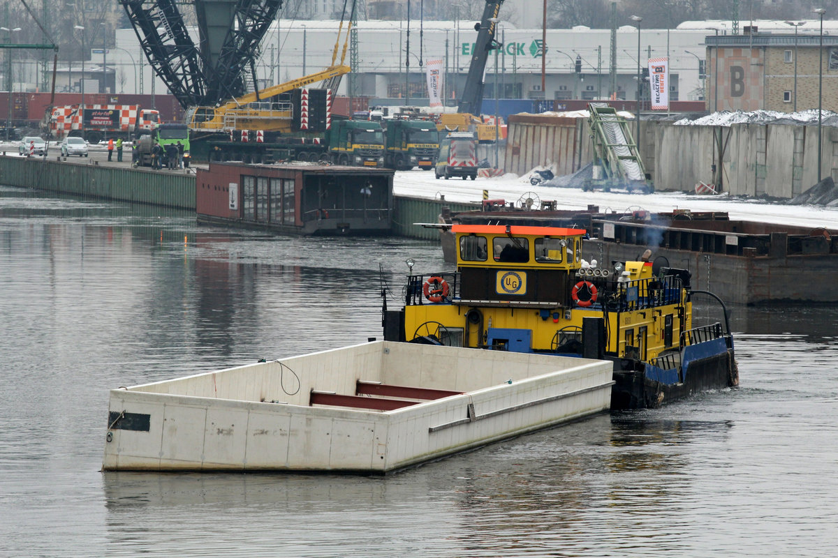 SB Birk-B (05801510 , 21,65 x 8,17m) zieht eine  Wanne  zum Schwerlastkran im Becken I des Berliner Westhafens. In diese  Wanne  wurde das an der Kaimauer liegende Restaurantschiff Patio eingesetzt. 18.01.2017