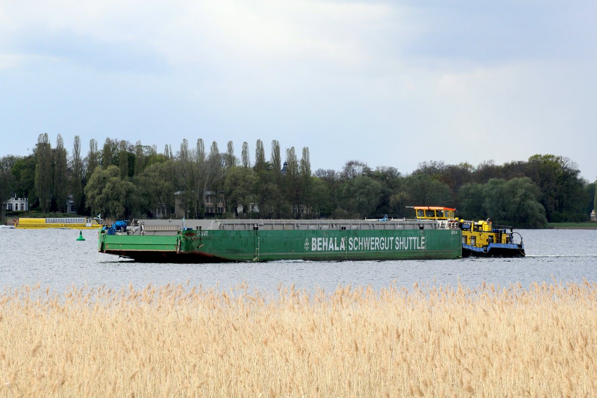 SB Birk B (05801510 , 21,65 x 8,17m) & RoRo-GSL Ursus (04810440 , 64,50 x 9,50m) am 19.04.2017 im Jungfernsee / Havel auf Bergfahrt nach Berlin. Mit dem Behala Schwergut Shuttle werden Gasturbinen der Fa.Siemens innerhalb Berlins und ab und zu zu den Seehäfen transportiert.