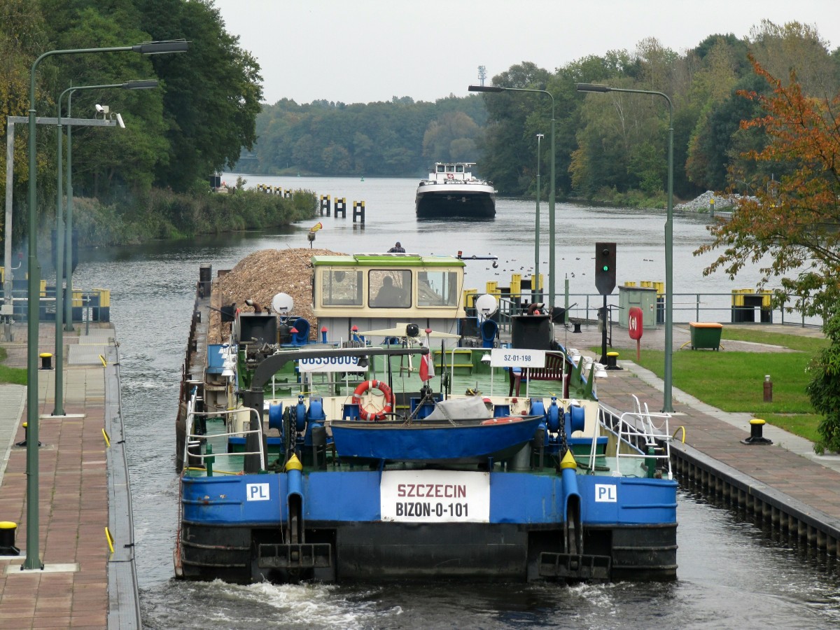 SB Bizon-0-101 , 08356009 , verließ am 07.10.2014 nach der Bergschleusung die Nordkammer der Schleuse Kleinmachnow und setzte seine Fahrt im TeK Richtung Machnower See fort.