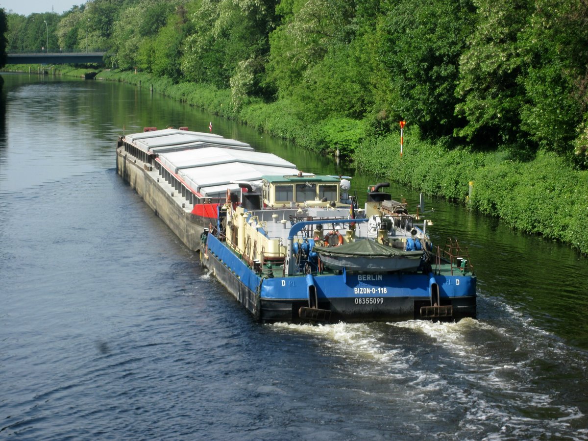 SB Bizon-0-118 (08355099 , 20,91 x 8,25m) am 29.05.2016 mit 2 Leichtern im Teltowkanal zu Tal in Berlin-Lichterfelde.