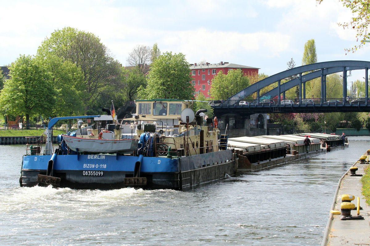 SB Bizon-0-118 (08355099 , 20,91 x 8,25m) hat am 26.04.2017 die beiden abgestellten je 32,50m langen Leichter aufgenommen und fuhr anschl. komplett (mit drei Leichtern) auf der Havel in Berlin-Spandau zu Tal.