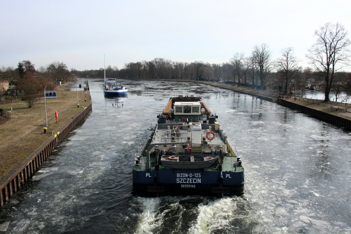 SB Bizon-0-125 (08355166) am 27.02.2018 bei der Ausfahrt aus der Schleuse Brandenburg/Havel zu Berg.