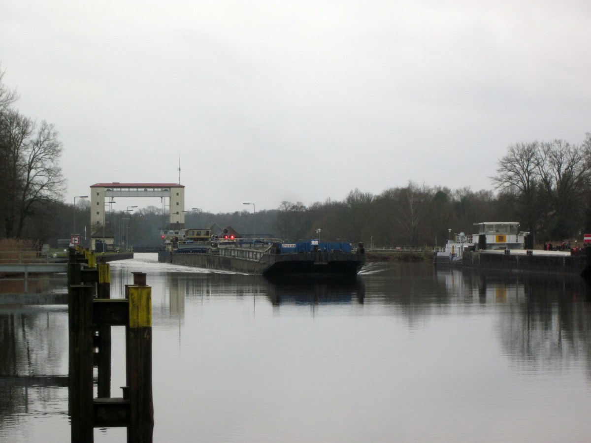 SB Bizon-0-131 (08355112 , 21,14 x 8,24m) beim Verlassen der Schleuse Lehnitz / Havel / HOK mit Fahrtrichtung Eberswalde / Schiffshebewerk Niederfinow.