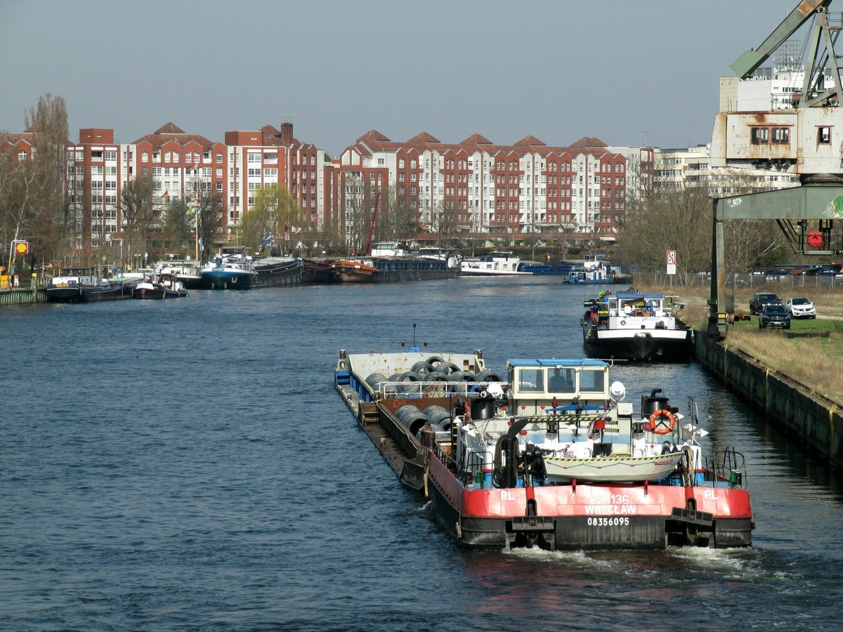 SB Bizon-0-136 (08356095) hatte am 10.04.2018 in Berlin-Spandau seine Leichter aufgenommen und befuhr die Havel zu Berg.