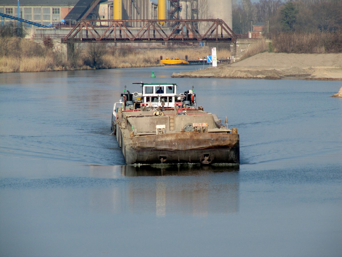 SB Bizon-0-167 (08355096) bringt 2 leere SL zur Baustelle Schleuse Zerben im Elbe-Havel-Kanal am 14.03.2014.