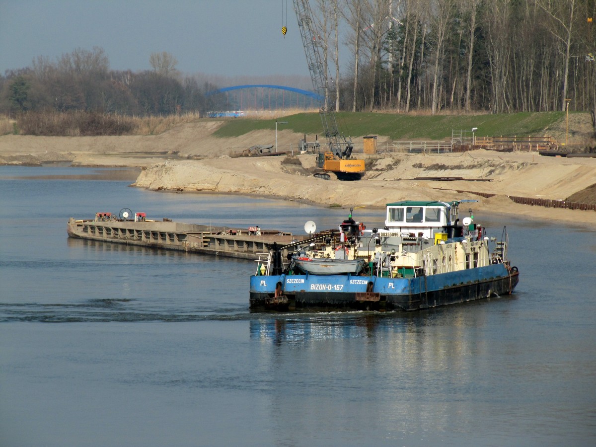 SB Bizon-0-167 (08355096) hat die beiden beladenen SL von der Ladestelle weggezogen ,  wechselt  die Seiten und wird dann im Elbe-Havel-Kanal Ri. Genthin fahren. 14.03.2014