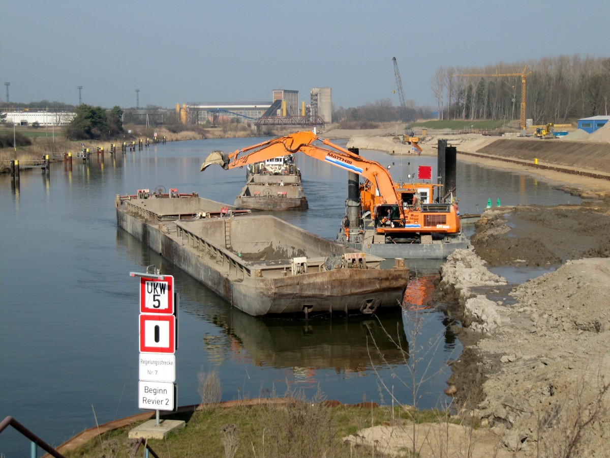 SB Bizon-0-167 (08355096) hat die beladen SL abgezogen und der Bagger manövriert die zu beladenen SL zu sich heran. Schleuse Zerben 14.03.2014 