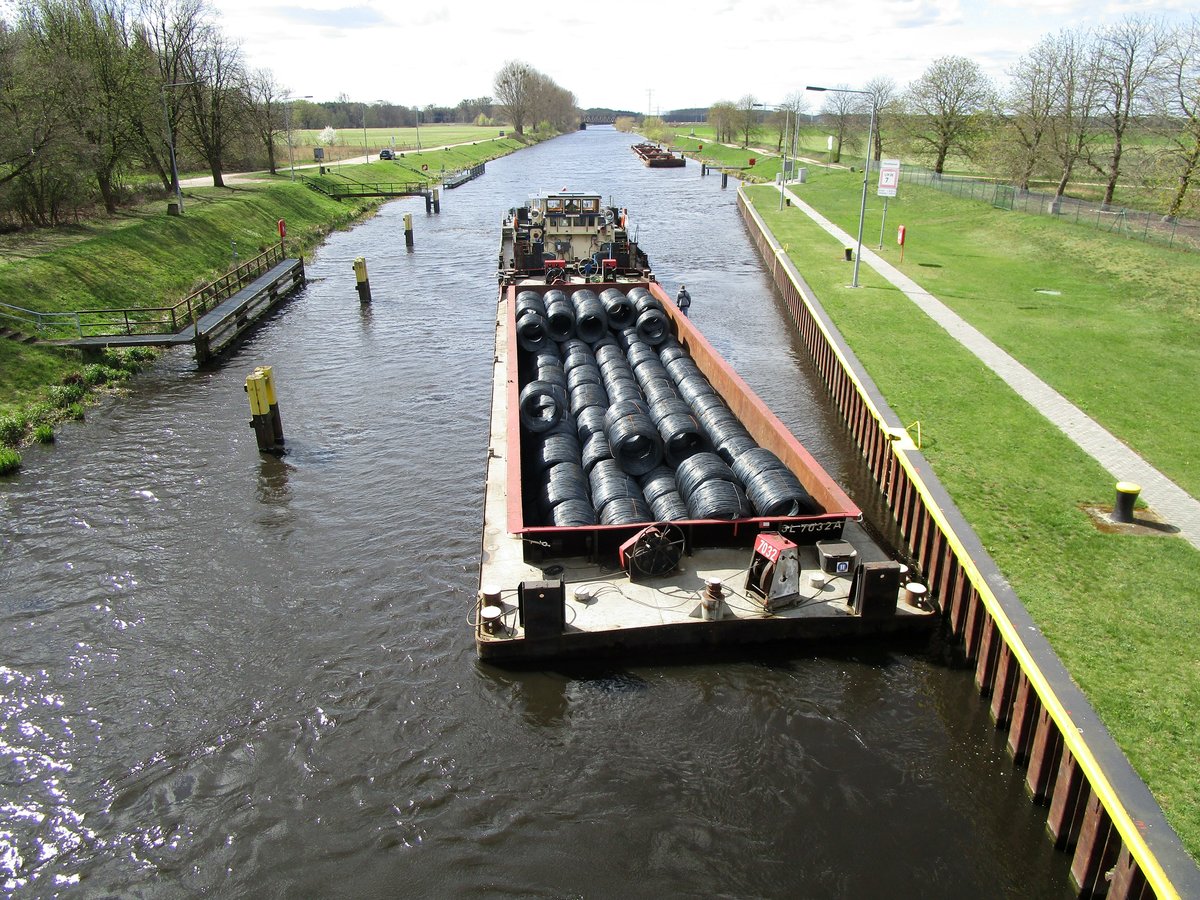 SB Bizon-0-96 (08356117 , 20,87 x 8,23m) und sein 32,5m langer Leichter am 06.04.2017 im Unterwasser der Schleuse Schönwalde. Sein 65m langer Leichter wird zum gleichen Zeitpunkt einzeln geschleust. 