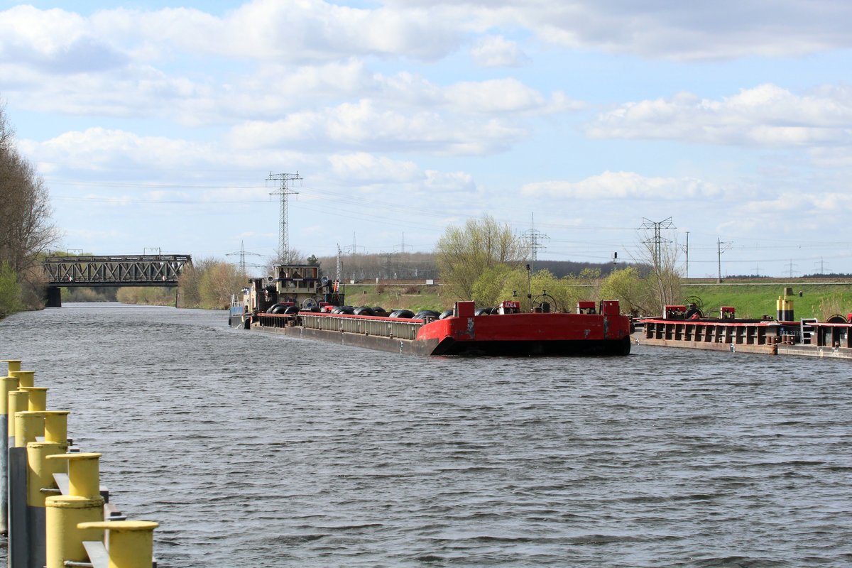 SB Bizon B-0-96 (08356117 , 20,87 x 8,23m) befuhr am 06.04.2017 mit je einem 65 + 32,5m langen Leichter den Havelkanal zu Berg und erreicht hier die Schleuse Schönwalde. Für den Schleusenvorgang muß der Verband getrennt werden da dieser insgesamt zu lang ist. 