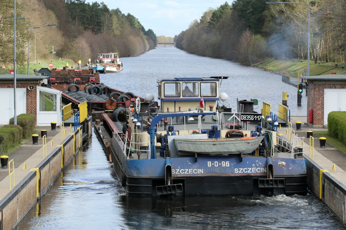 SB Bizon B-0-96 (08356117) muß nach der Bergschleusung in Schönwalde / Havelkanal den zuvor einzeln geschleusten Leichter wieder aufnehmen/koppeln um seine Fahrt fortsetzen zu können. 06.04.2017.