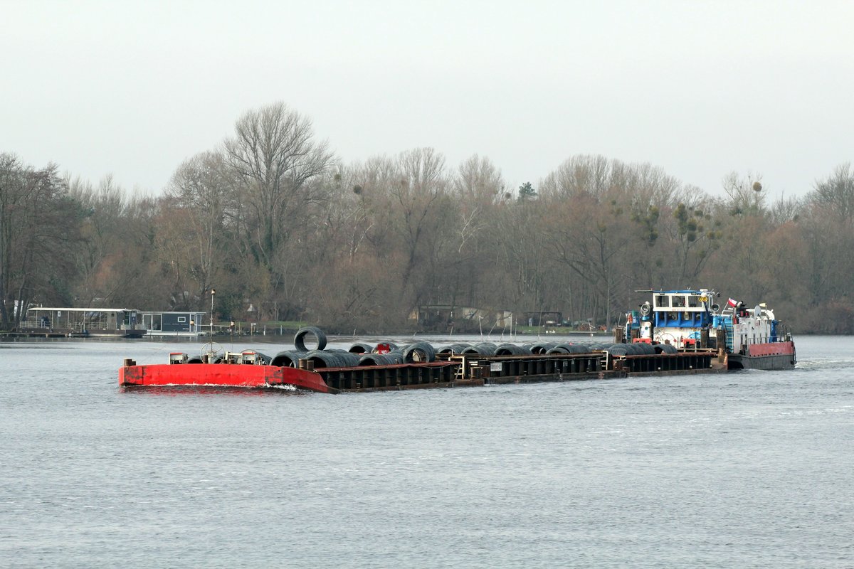 SB Bizon-O-113 (08355144 , 20,92 x 8,25m) schob am 03.12.2017 3 mit Stahldraht beladene je 32,50m lange Leichter auf dem Weißer See / UHW zu Berg Richtung Berlin.