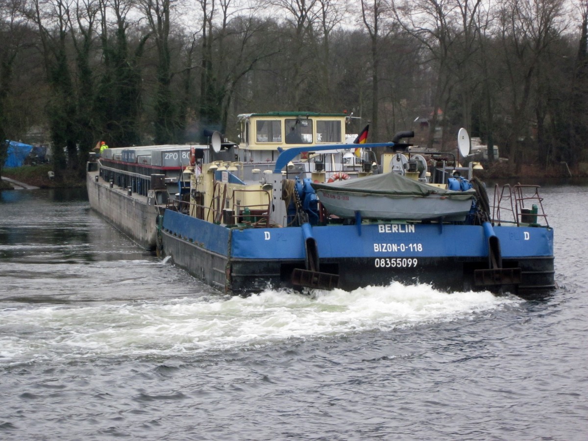 SB Bizon-O-118 (08355099 , 20,91 x 8,25m) drehte am 11.12.2015 im Weißer See / Sacrow-Paretzer Kanal um Anzulegen.
