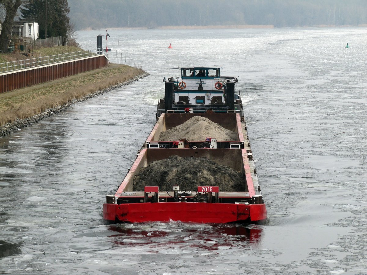 SB Eddi (05801380 , 25,65 x 8,18m) hatte am 05.03.2018 das Grosse Horn bei Neu-Fahrland im Sacrow-Paretzer-Kanal passiert und schob zwei beladene Leichter zu Tal Richtung Weisser See.