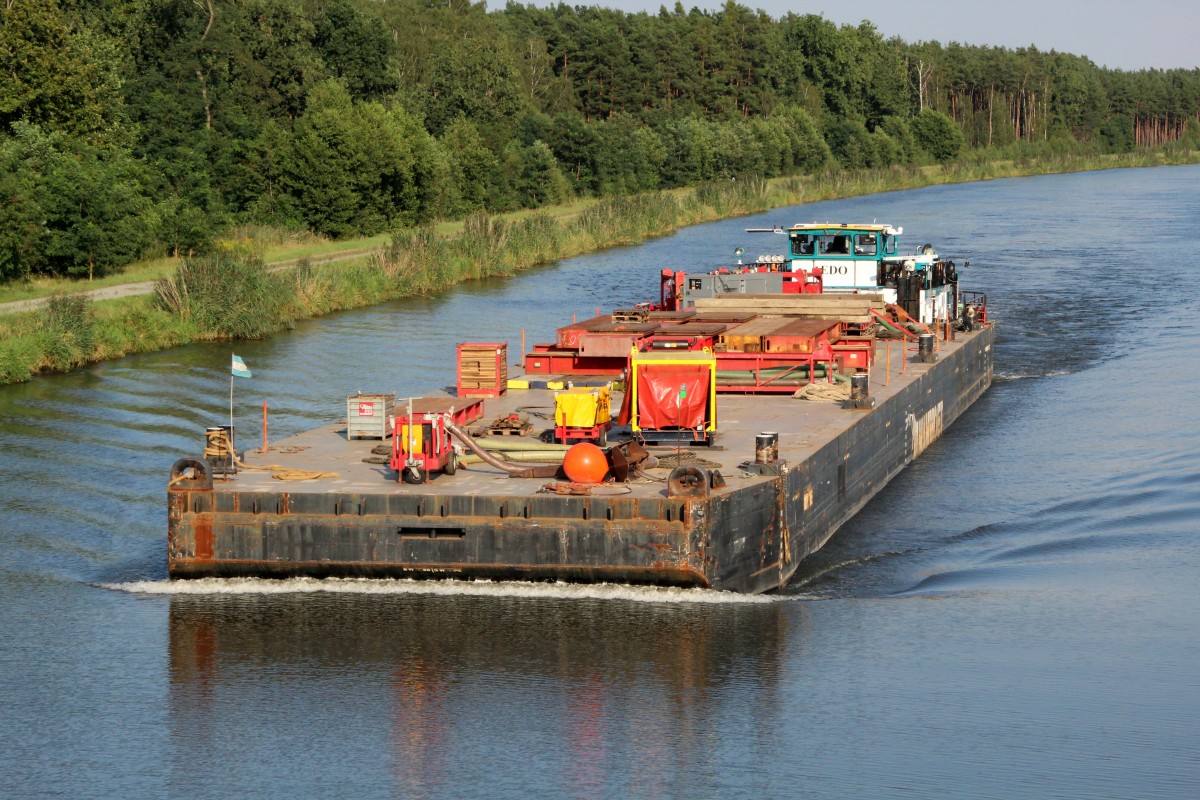 SB Edo (05608640) schob am 04.09.2015 den Schwerlast-Ponton Rhone von Mammoet im EHK zw. Schleuse Wusterwitz und Genthin Richtung Westen. 