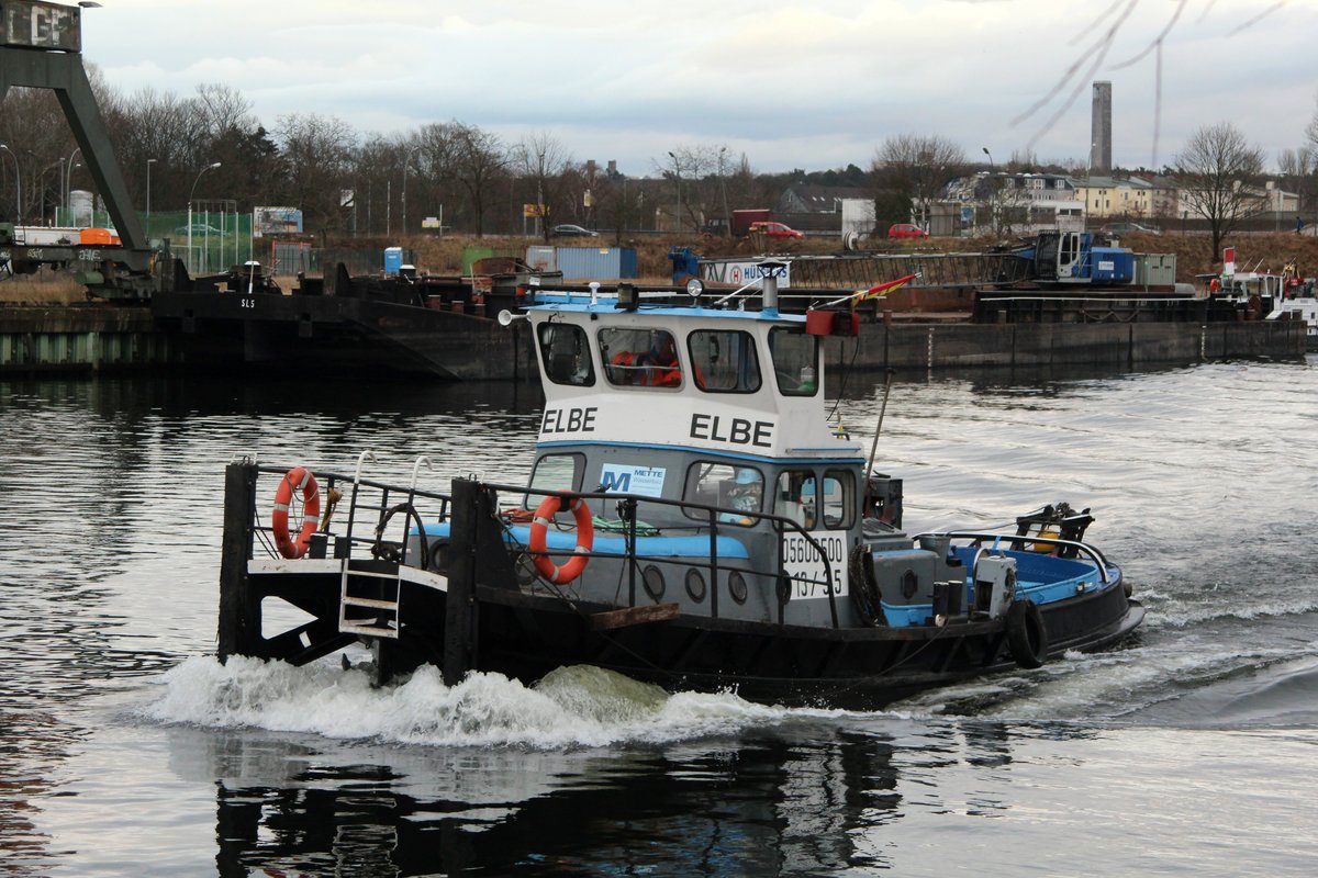 SB Elbe (05600500 , 13 x 3,5m) am 16.01.2018 auf der Havel in Berlin-Spandau zu Berg.