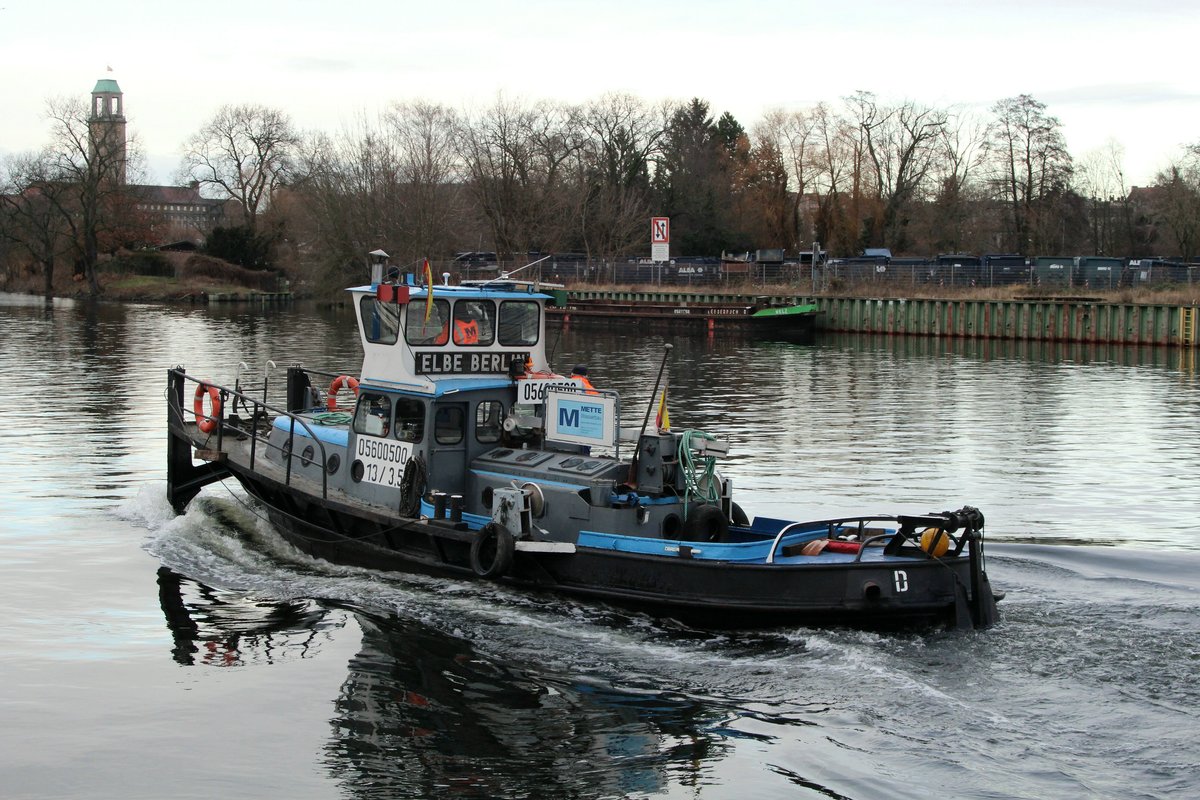 SB Elbe (05600500 , 13 x 3,5m) am 16.01.2018 auf der Havel in Berlin zu Berg zum Bunkern.