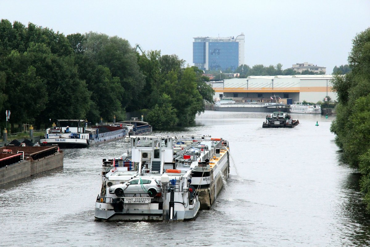 SB Gino (05502270 , 16,50 x 8,15m) schob am 26.06.2018 den TSL Suanca (04808880 , 83,88 x 9,54m) auf der Havel in Berlin-Spandau zu Berg zum Ruhlebener Altarm.