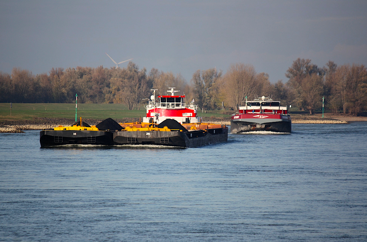 SB HERKULES XII (ENI:04003960)Flagge Deutschland L.32m B.11,40 am 24.11.2020 mit 4 Leichtern auf dem Rhein zu Berg in Xanten.                                  