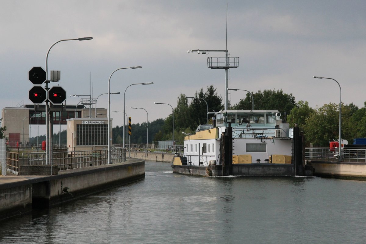 SB Joson (02206692 , 23,49 x 8,54m) am 09.09.2019 beim Verlassen der Schleuse Eckersmühlen im Main-Donau-Kanal zu Berg.