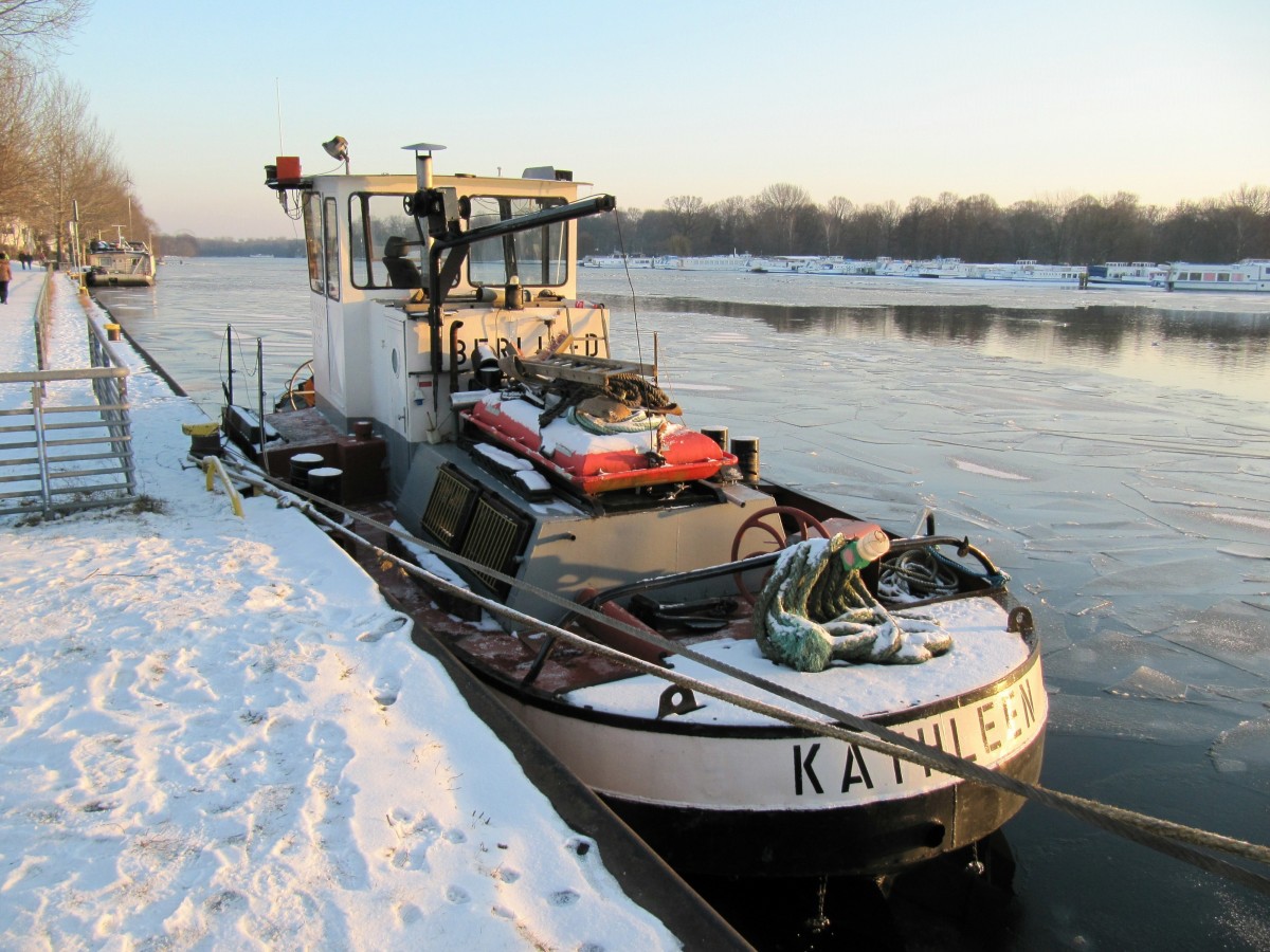 SB Kathleen (04502200 , 10,85 x 4,30) am 25.01.2014 auf der Spree in Bln.-Treptow/Stralau stillliegend.