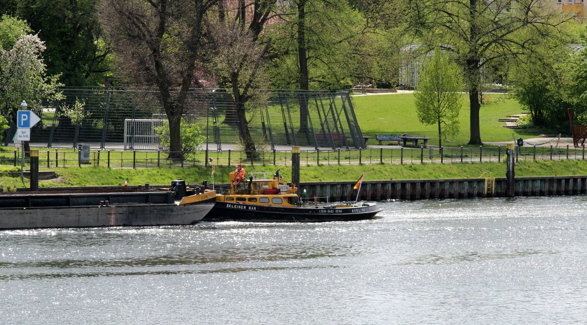 SB Kleiner Bär (05601290 , 15,64 x 4,03m) am 26.04.2017 in Berlin-Spandau auf der Havel bzw. der Spreemündung zu Berg. Einen lustigen Fahrstand hat - zumindest bei gutem wetter - der Schiffsführer.