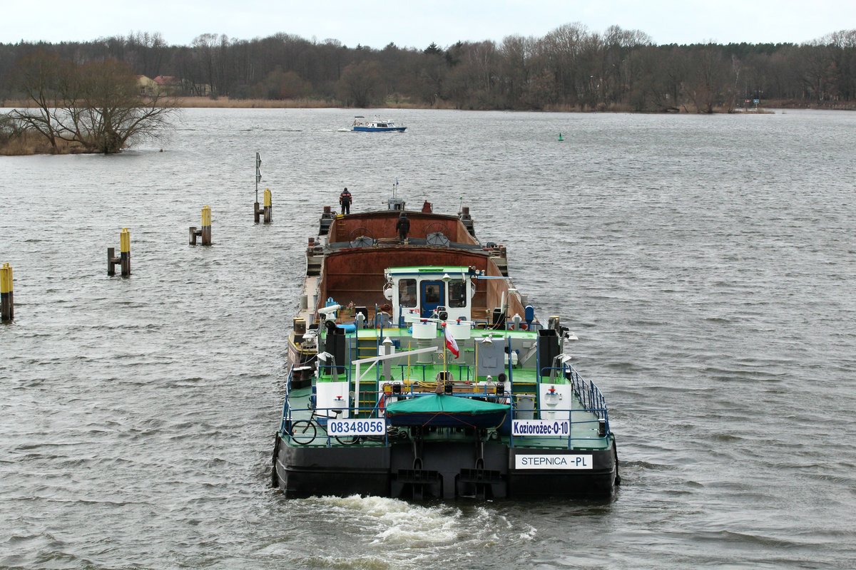 SB Koziorozec-0-10 (08348056 , 20,67 x 8,66m) am 30.01.2018 im Wendsee / EHK beim Anlegemanöver. 