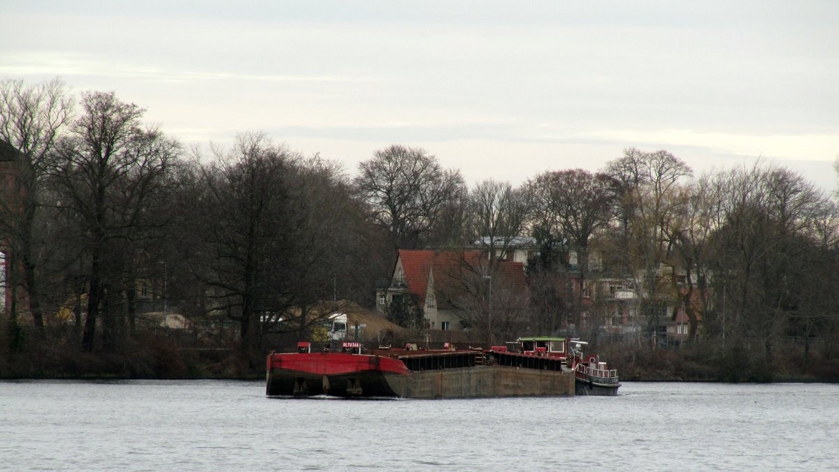 SB Lina (05017330 , 22,35 x 5,85m) schob am 14.01.2020 zwei je 32,50m lange Leichter auf der Spree in Berlin-Köpenick zu Berg. 