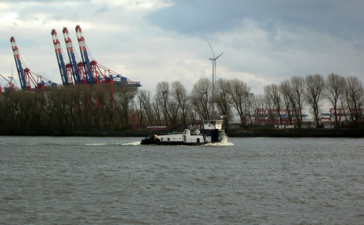 SB Max (04805090 , 20,80m x 8,43m) am 21.12.2015 auf der Norderelbe im Hafen HH zu Tal.